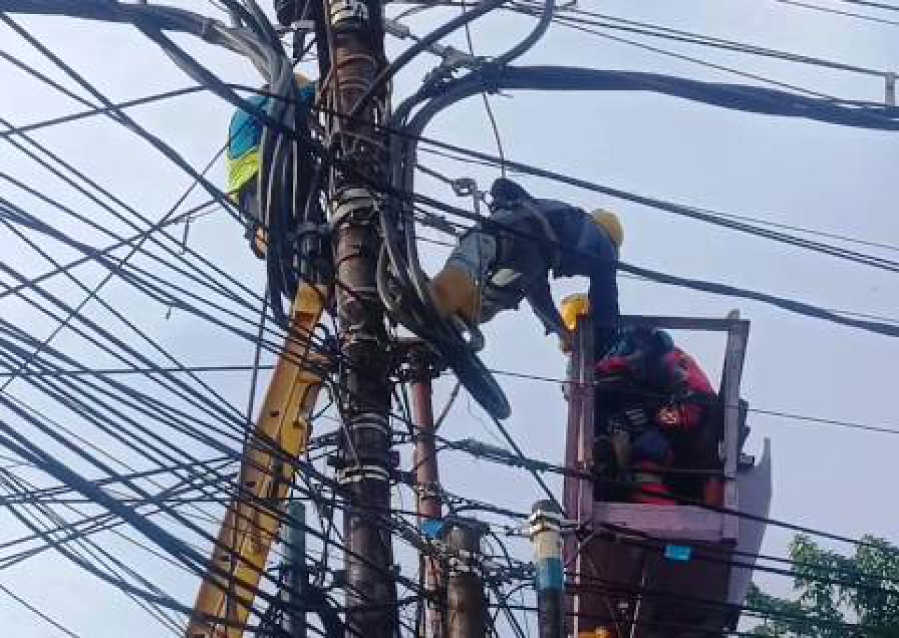 Petugas saat evakuasi petugas PLN.