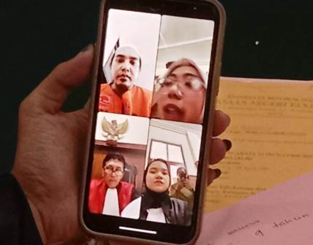 Pakai kopyah Terdakwa Mis Bahul Munir.