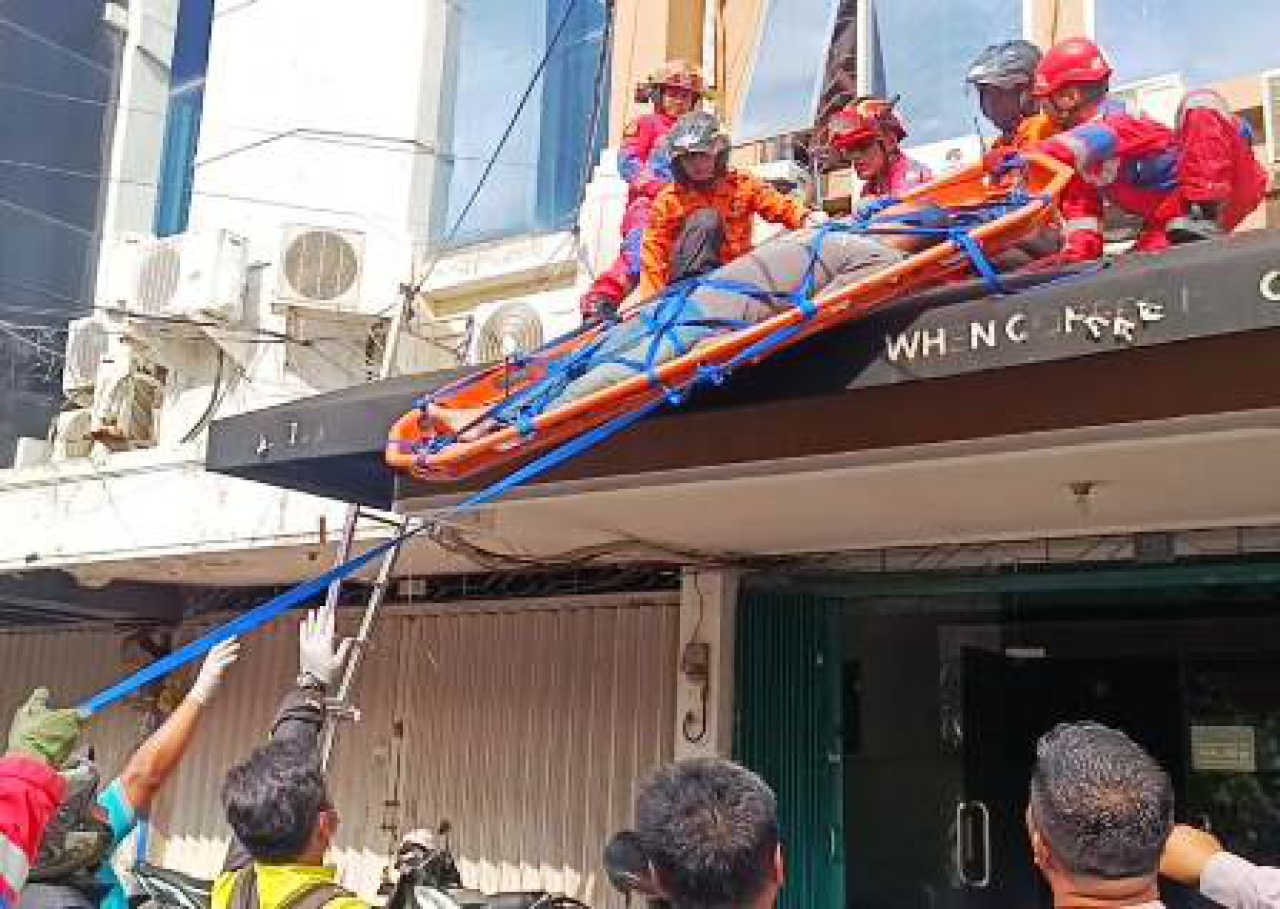 Suyadi, saat diselematkan petugas.