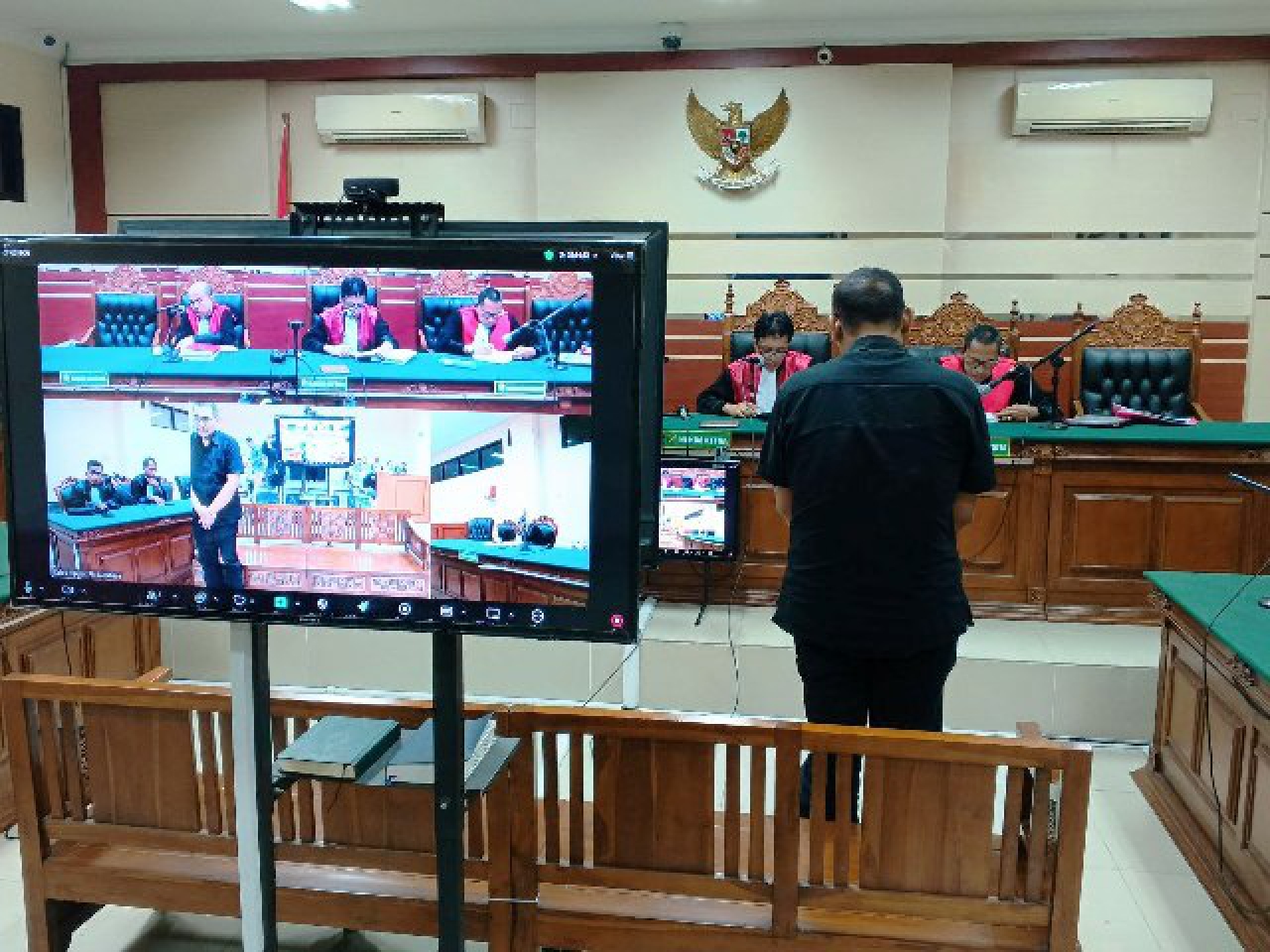 Majelis Hakim saat membanca putusan Fiqi Effendi.