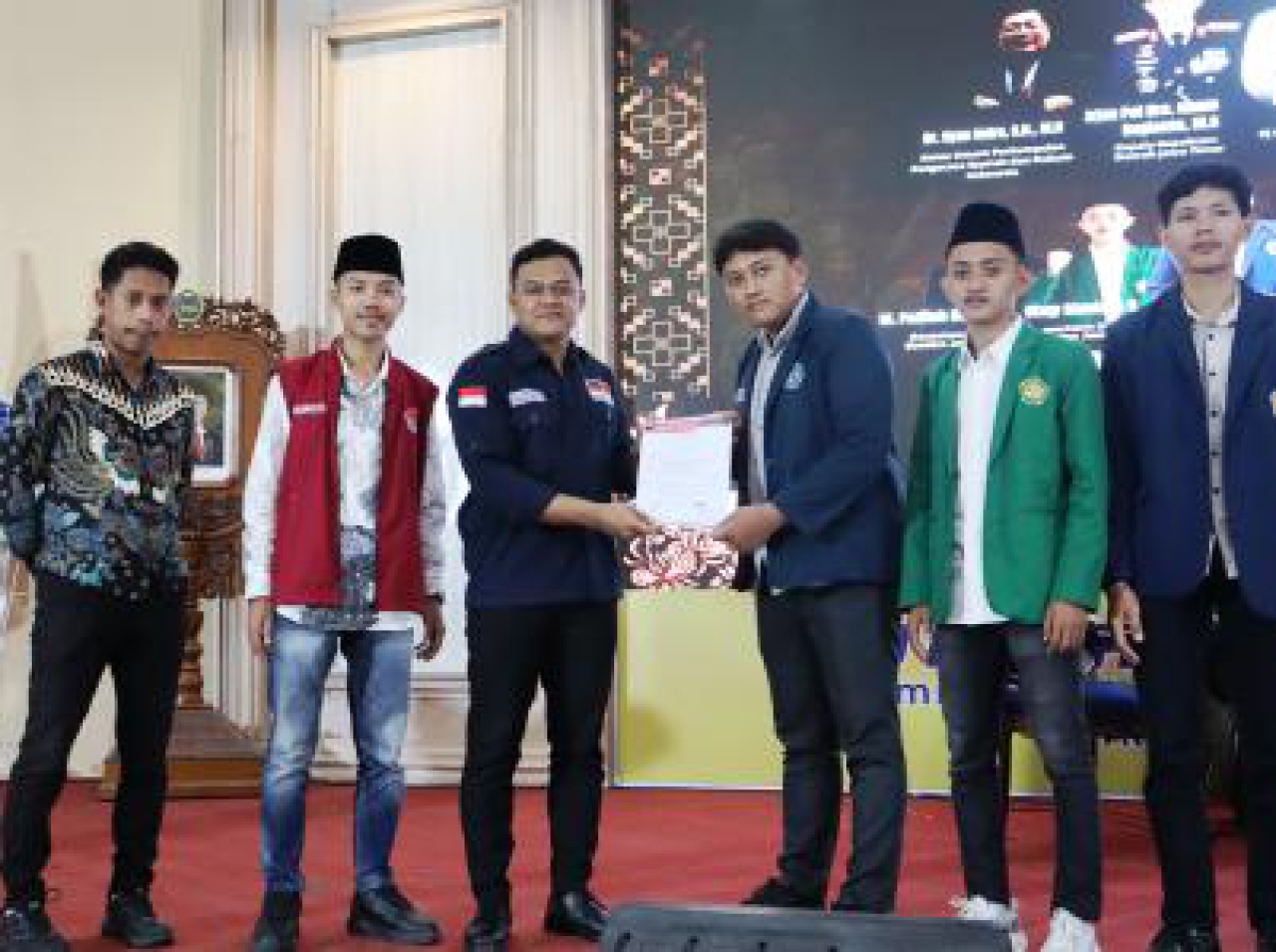 Penyerahan dokumen kepengurusan BEM Nusantara Jatim.