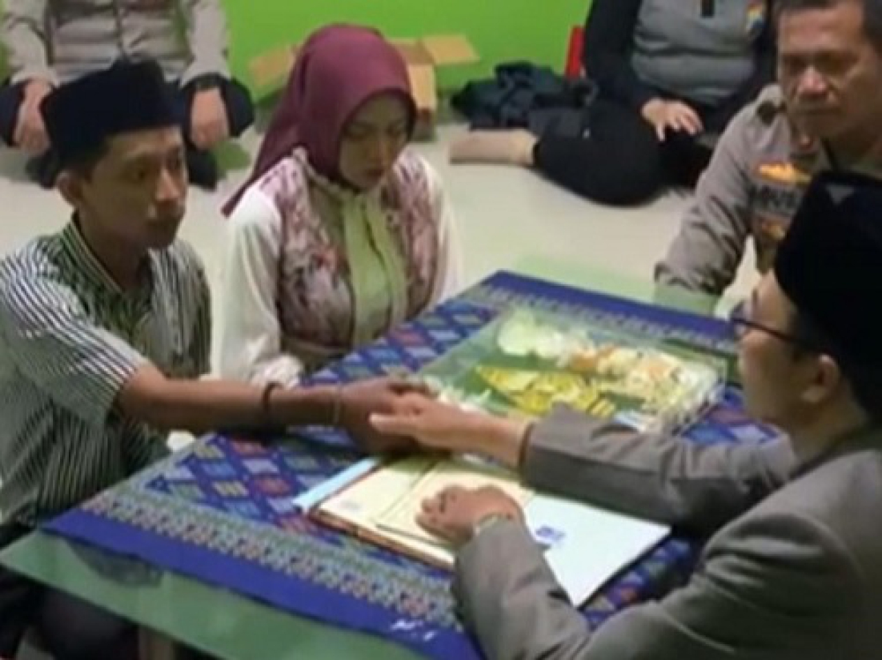 Tersangka Curanmor berinisial G saat melangsungkan pernikahan di Musholla Polsek Rungkut Polrestabes Surabaya, Jumat, (15/02/2025)..