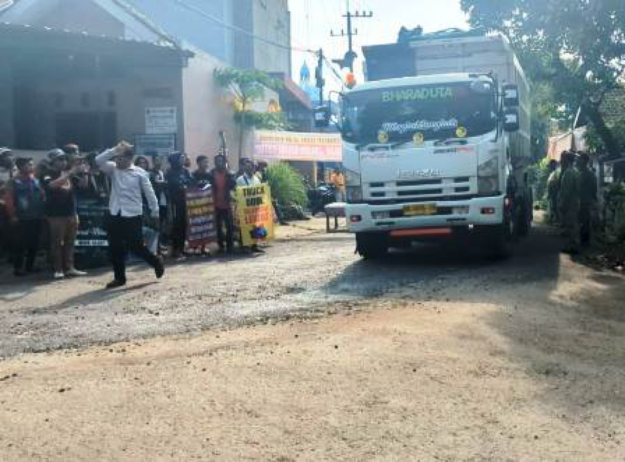 Warga dan LSM Demo Jalan Rusak Akibat Dumtruk Tambang Sirtu