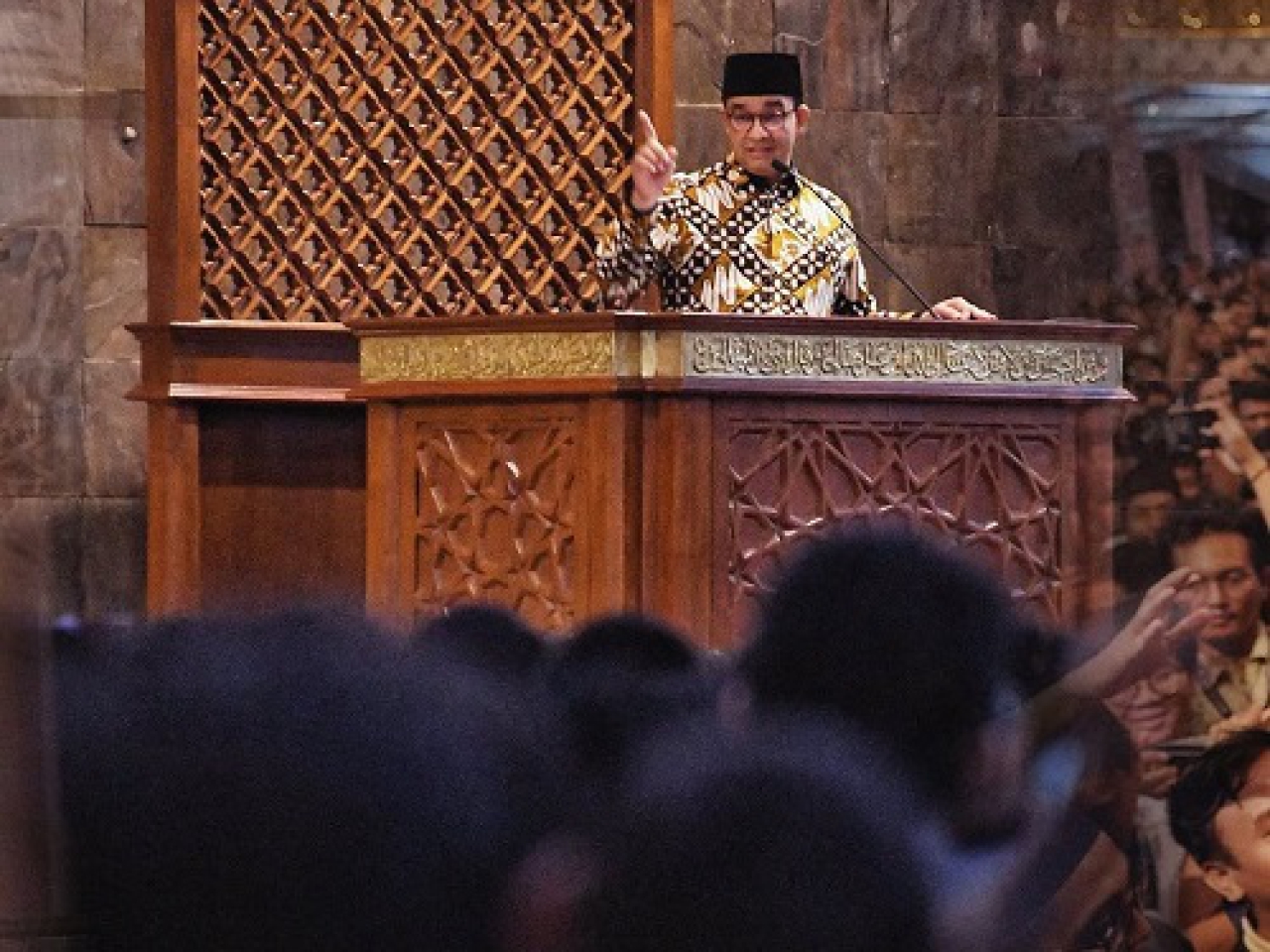 Mantan Gubernur DKI Jakarta Anies Rasyid Baswedan memberikan ceramah di Masjid Universitas UGM Jogjakarta, Senin, (03/03/2025).