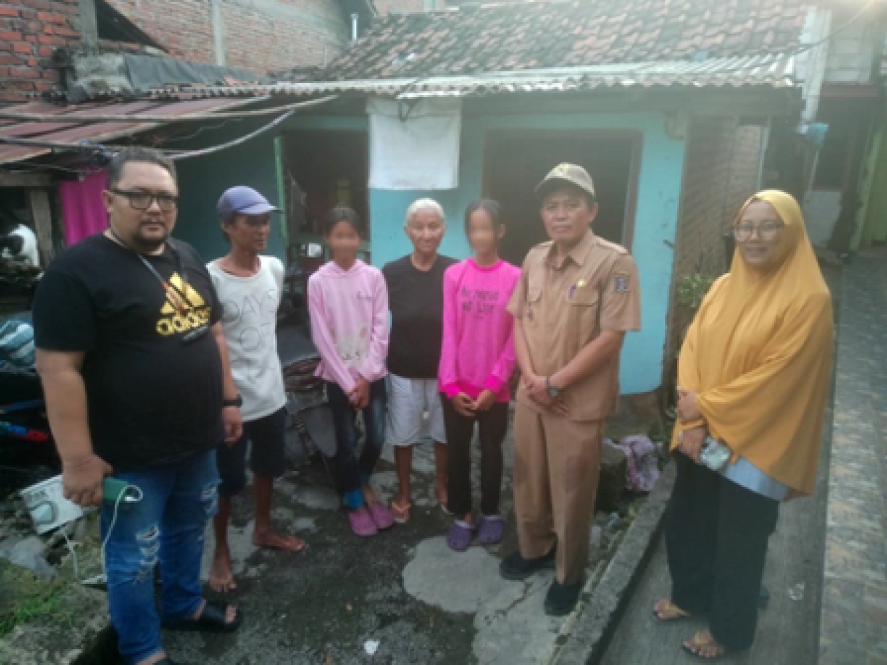 ARSAS dan Camat Wiyung di rumah pengamen putus sekolah.