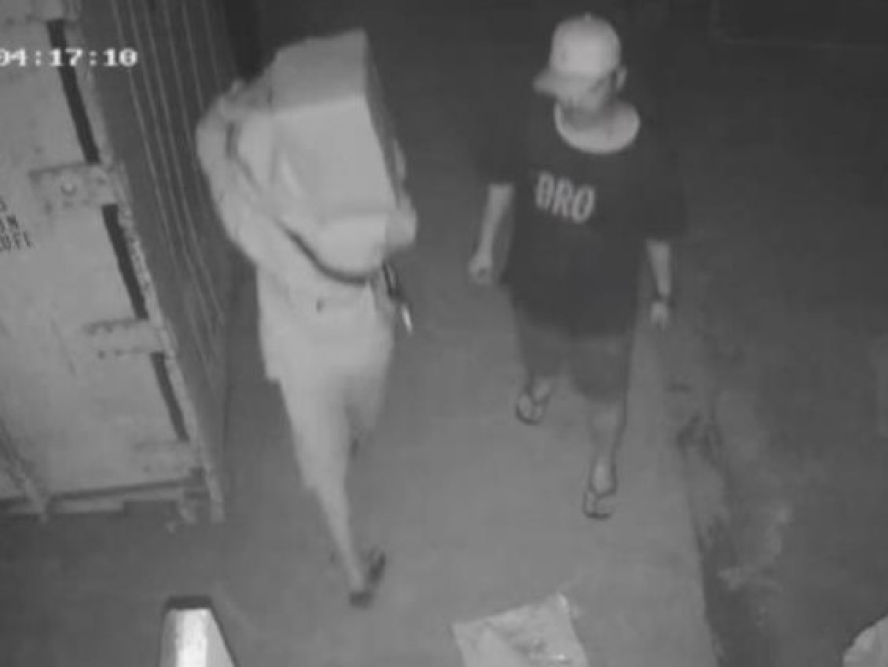 Aksi pencurian sosis yang diduga dilakukan driver perusahaan frozen food terekam CCTV.