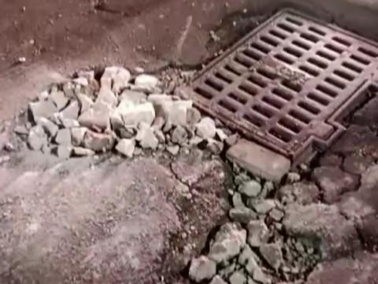 Tangkapan layar rekaman video amatir jalan rusak di Jalan Raya Jemur Ngawinan Surabaya.