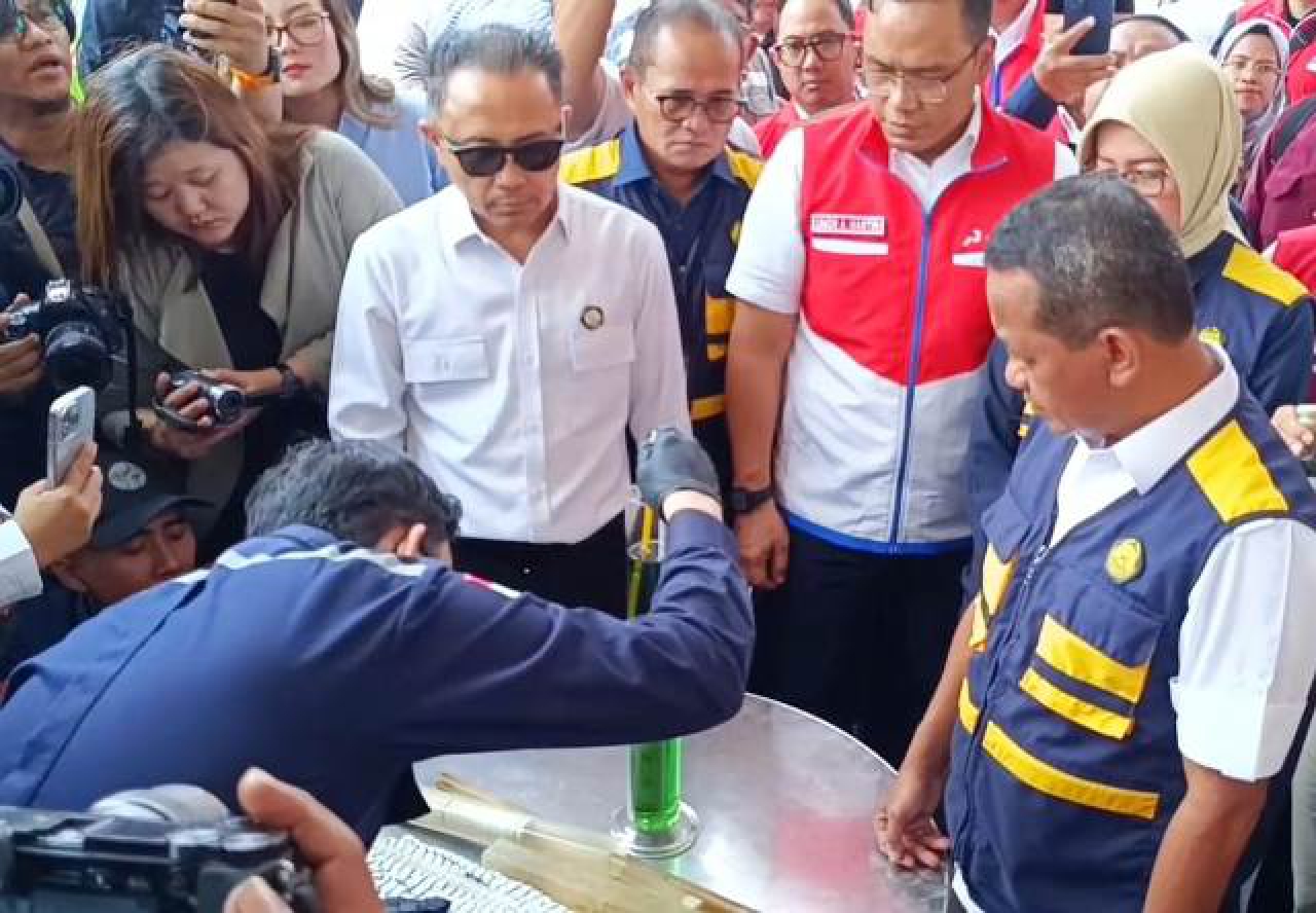 Bahlil Lahadalia saat melihat kualitas BBM di SPBU.