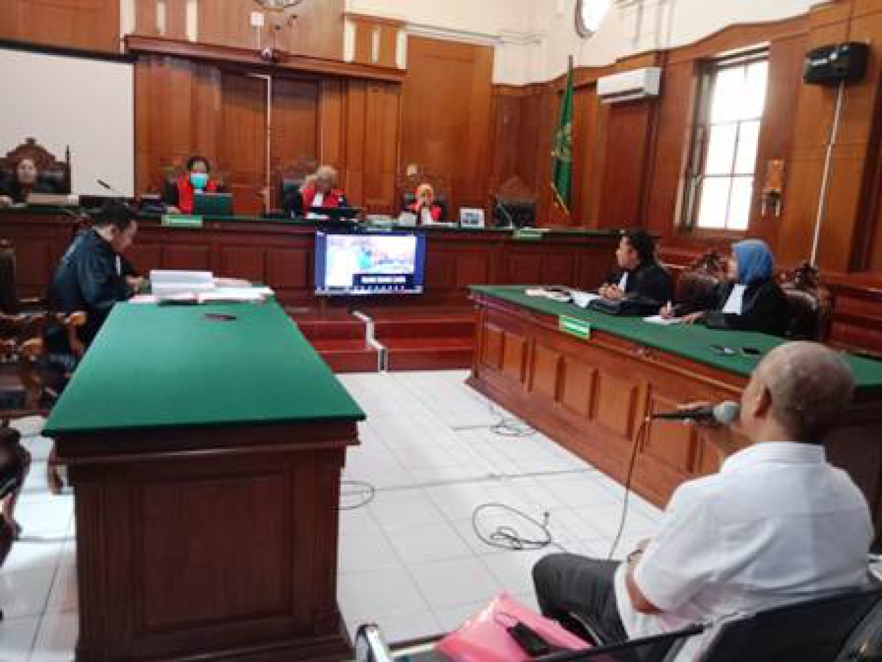 Notaris R. Dadang Koesboediwitjaksono, S.H baju putih.