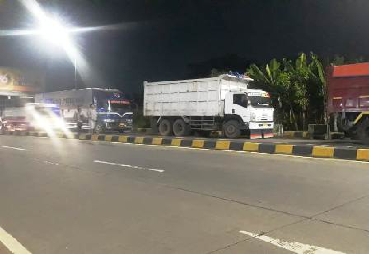 truk parkir di pintu masuk tol Pasuruan.