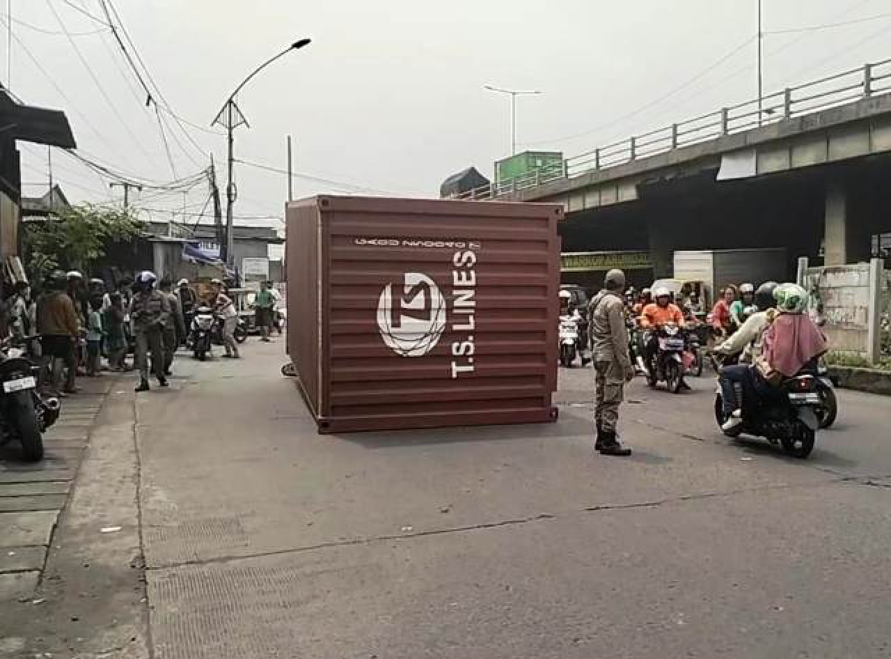 Kontainer T.S Lines Jatuh di Jalan Tambak Mayor