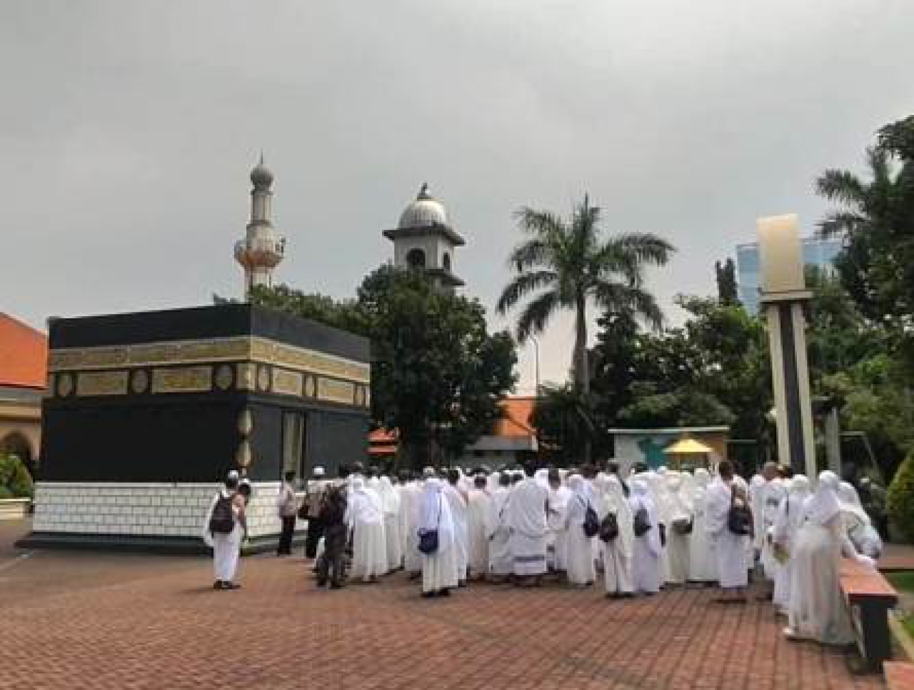 Herlatih rangkaian ibadah haji di Asrama Haji Sukolilo