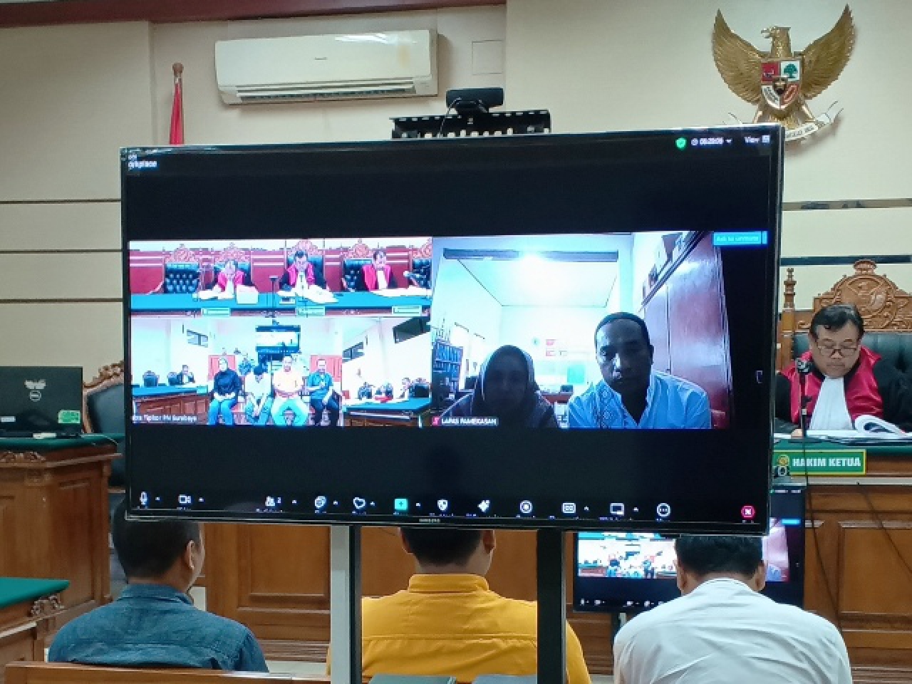 Layar monitor (kiri) Atika Zalman Farida (kanan) Iwan Budi Lestari.