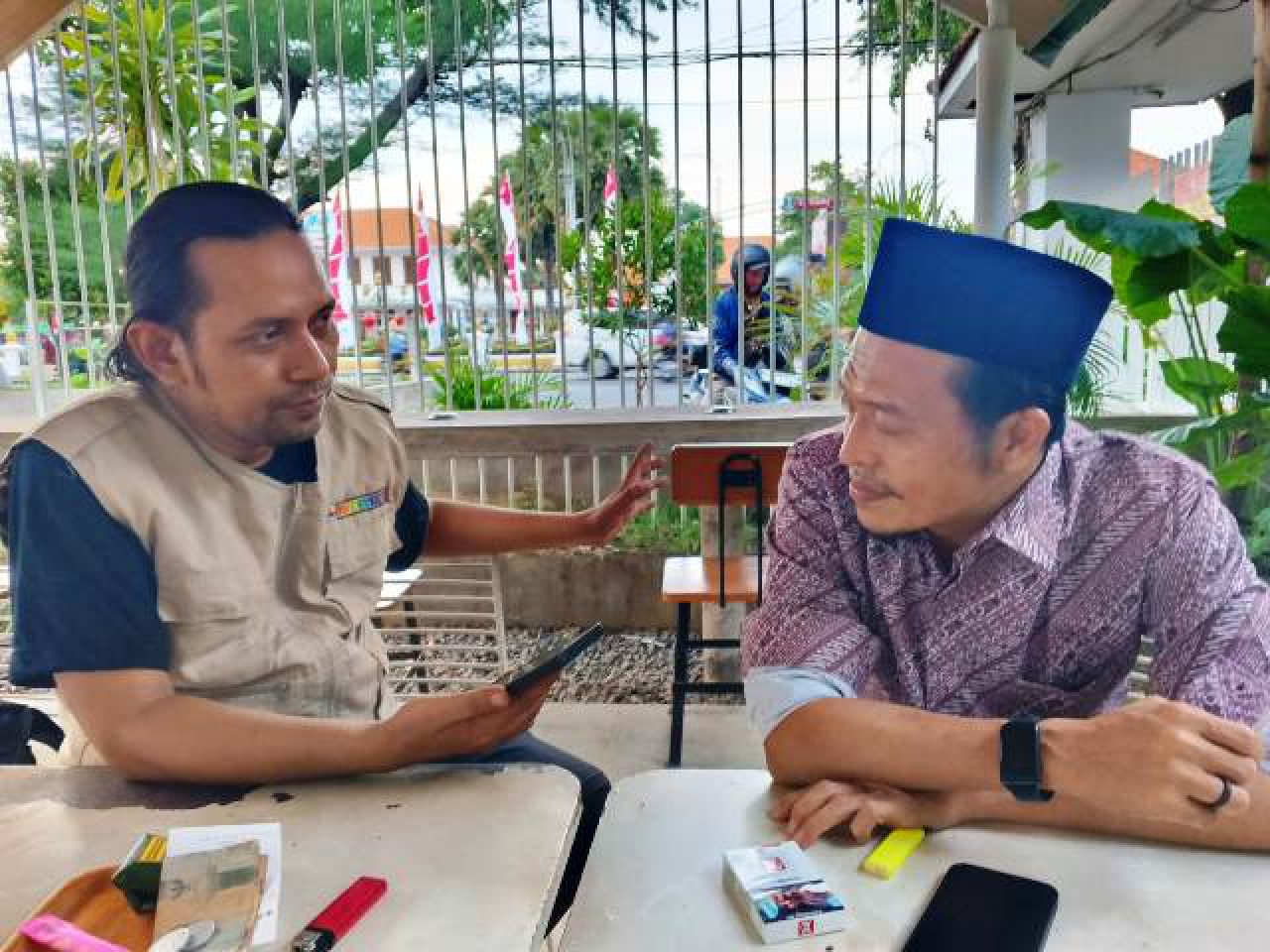 Dedi Irwansa, S.Pd saat memberikan keterangan PDLN.