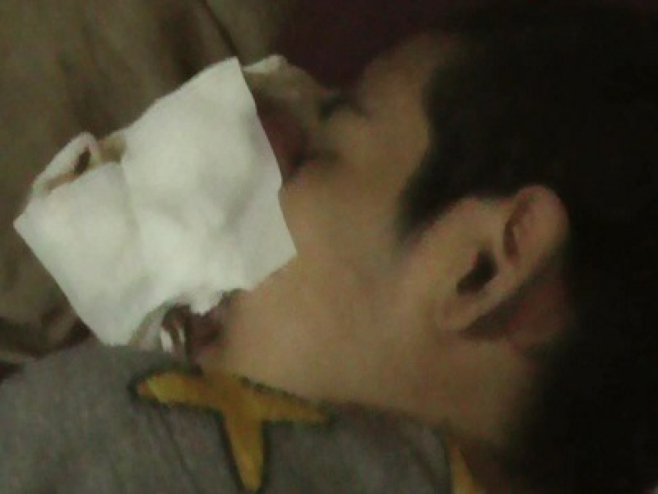 Anisa, penderita tumor hidung hanya bisa terbaring lemas di kamar indekosnya sebelum dibawa kembali ke RSUD Dr. Soetomo, Selasa, (29/05/2025).