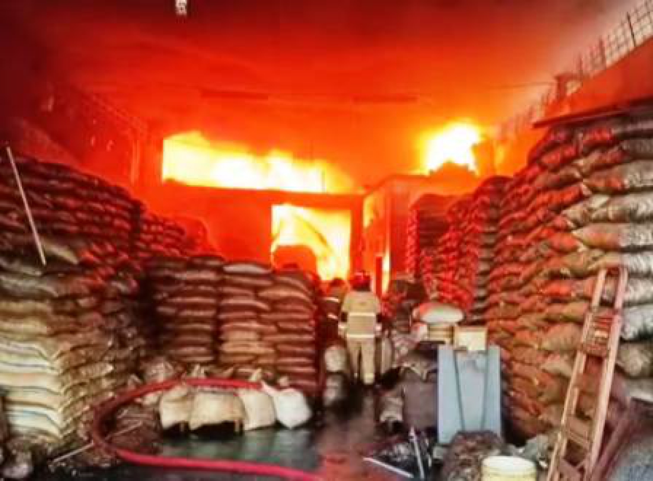 kebakaran penyimpanan kemiri.