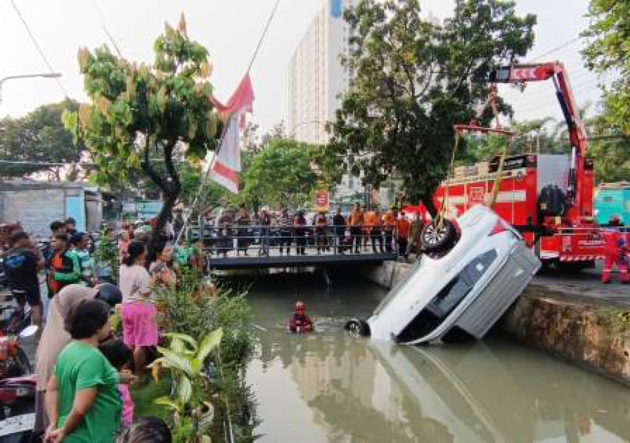 Pajero L-1451-BBC terjun ke sungai.