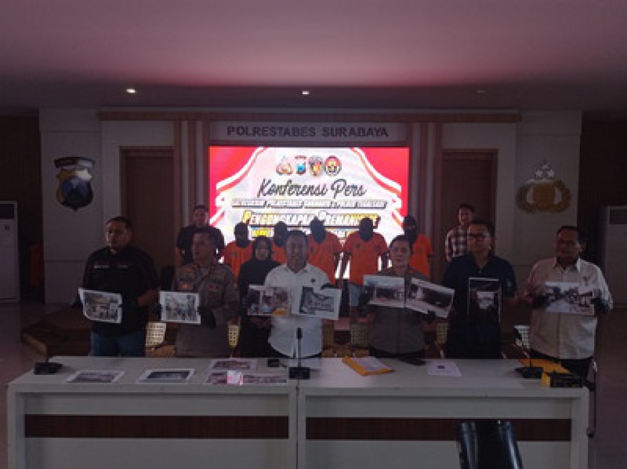 Sat Reskrim Polrestabes Surabaya merilis kelima preman berkedok Ormas.