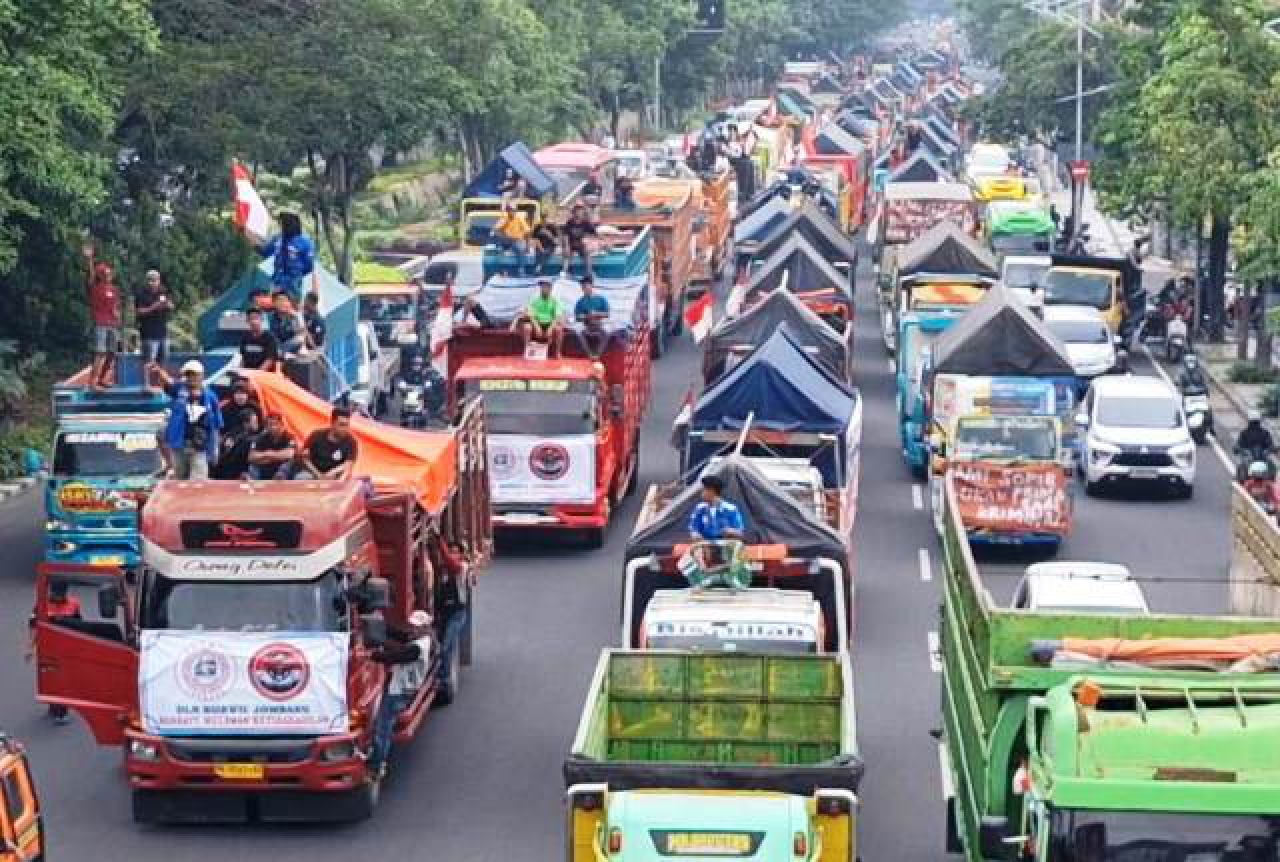 kendaraan truk saat memadati jalan A. Yani Surabaya.