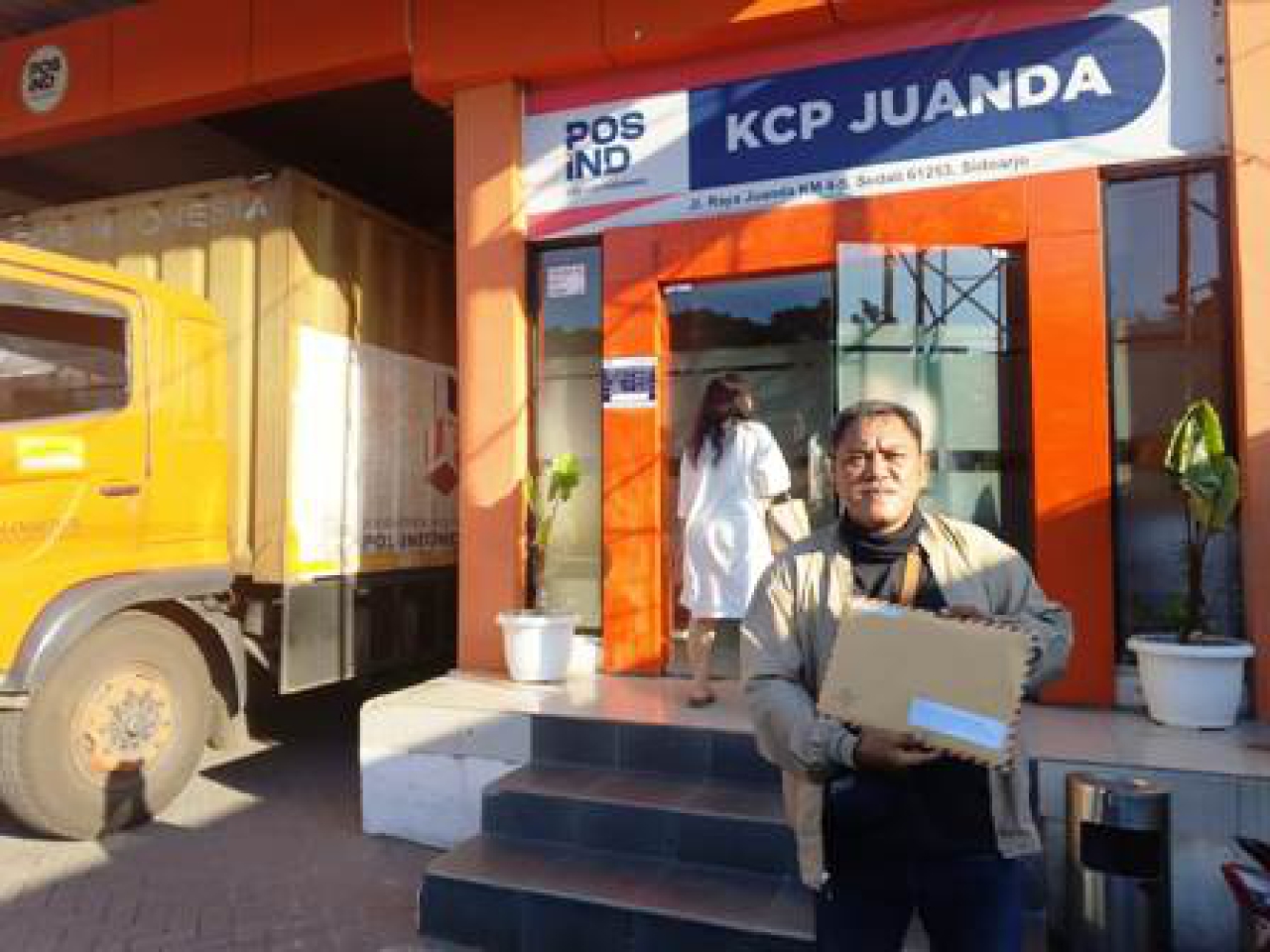 Achmad Shuhaeb hendak kirim surat ke DInkes Banyuwangi.