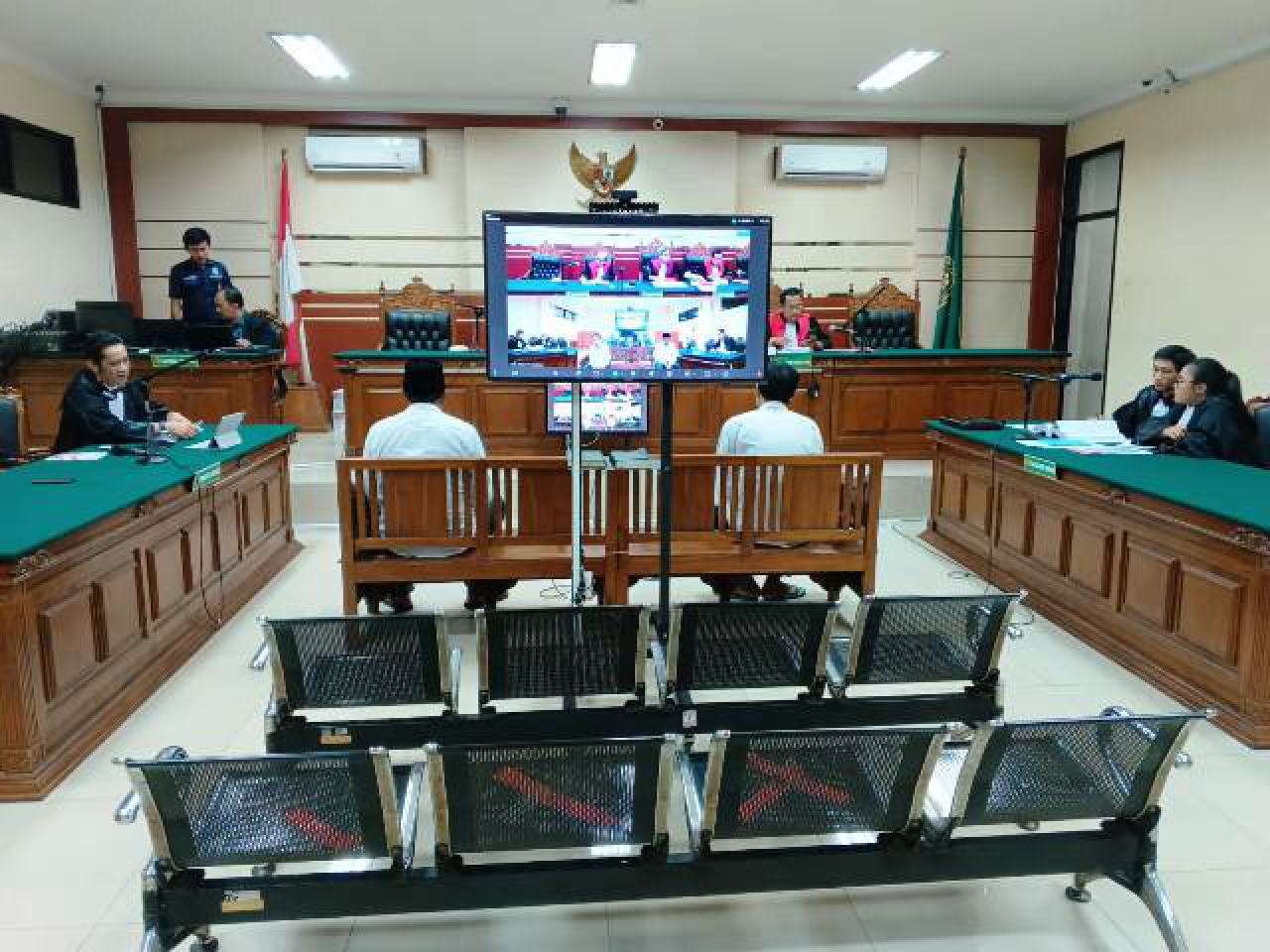 (dari kiri) Edy Hartono dan Gesang Stto Pradoyo.