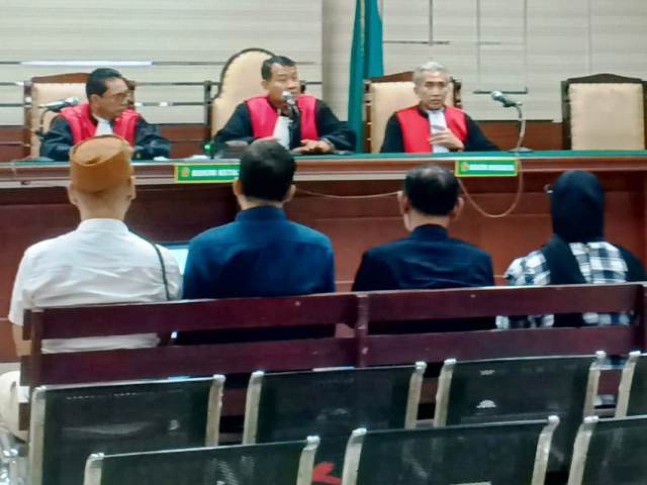 Fardian, Saptadi, Dheka dan Ika saat putusan.