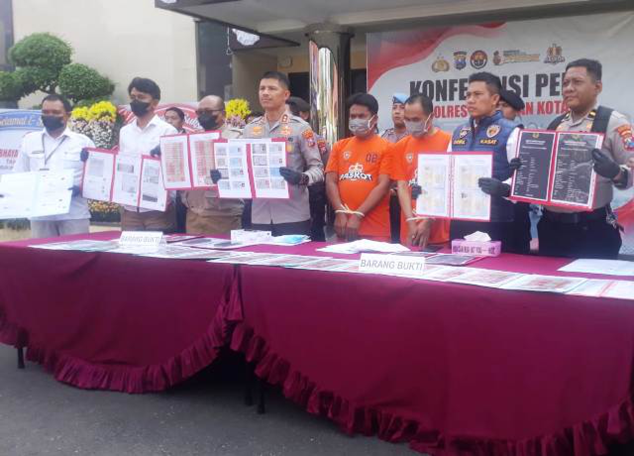 Jumpa pers MS dan MW di Polres Pasuruan Kota.