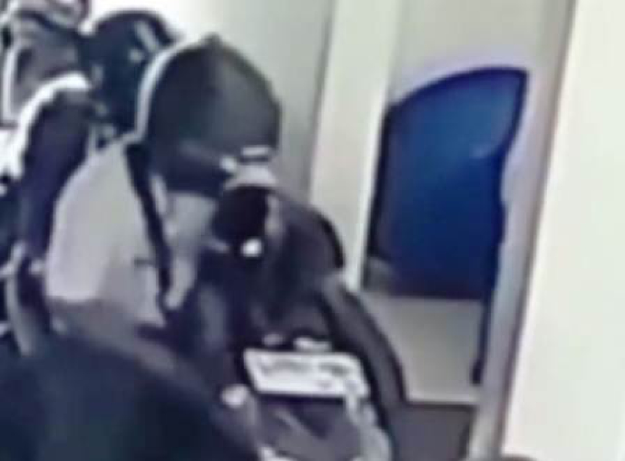 Maling terekam CCTV.