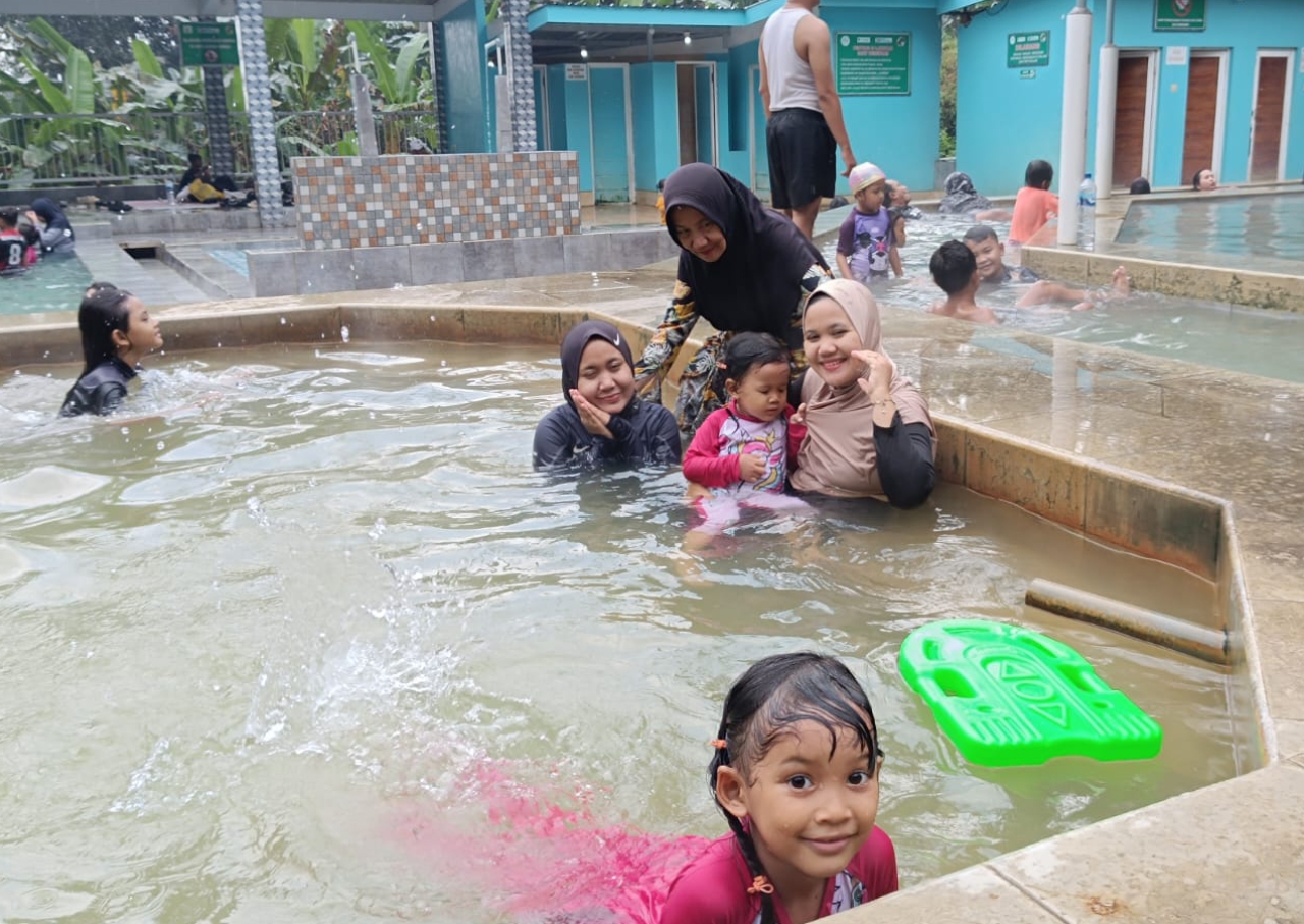 Suasana kolam renang Air Panas Gambiran.