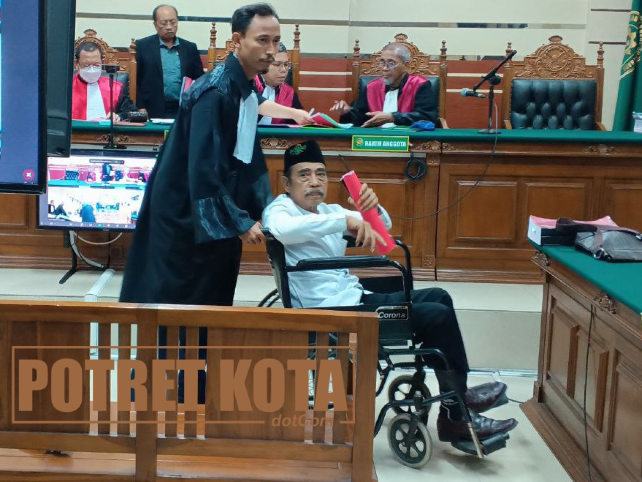 Terdakwa H. Moch Suharsono, S.H di Pengadilan Negeri (PN) Tindak Pidana Korupsi (Tipikor) Surabaya. (foto dokumen)