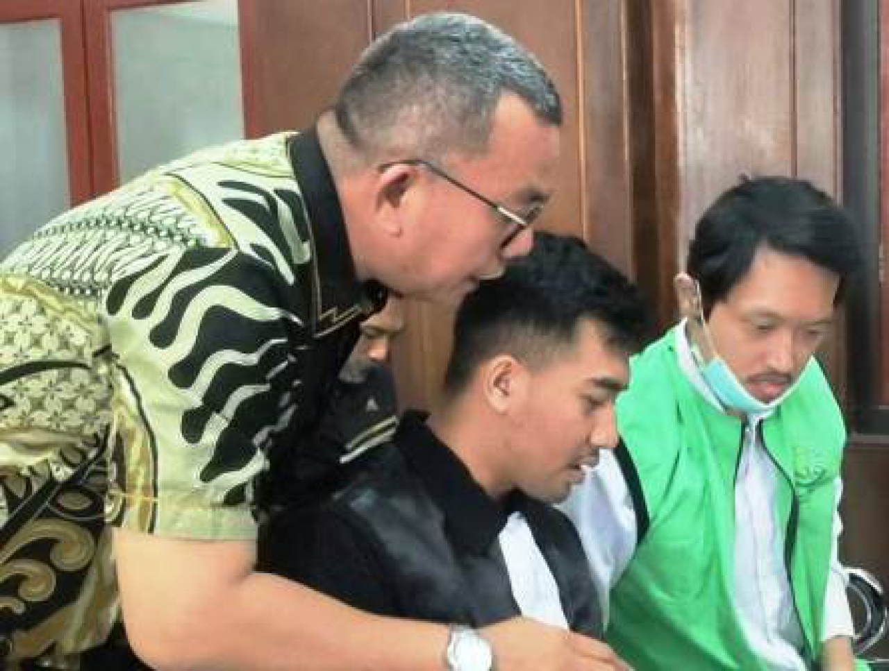 Terdakwa Irwan Santoso gunakan rompi tahanan warna hijau.