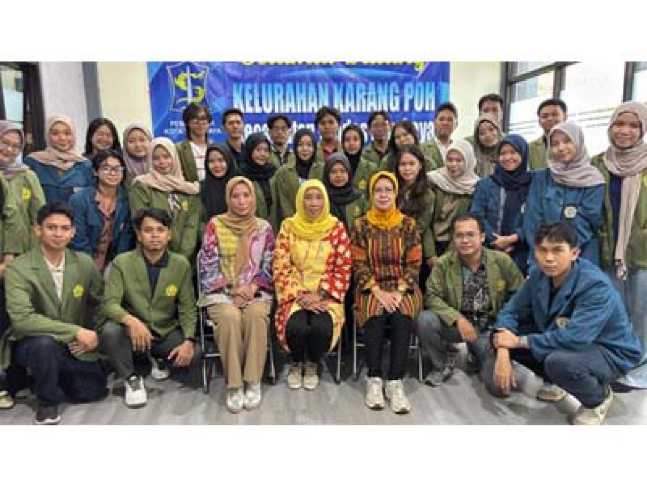 Tematik Bela Negara UPN “Veteran” Jawa Timur, Mahasiswa Universitas Airlangga, bersama Sabta Eka Desi Wahyuni, Lurah Karangpoh, Kecamatan Tandes, Kota Surabaya, Kamis, (03/07/2025).