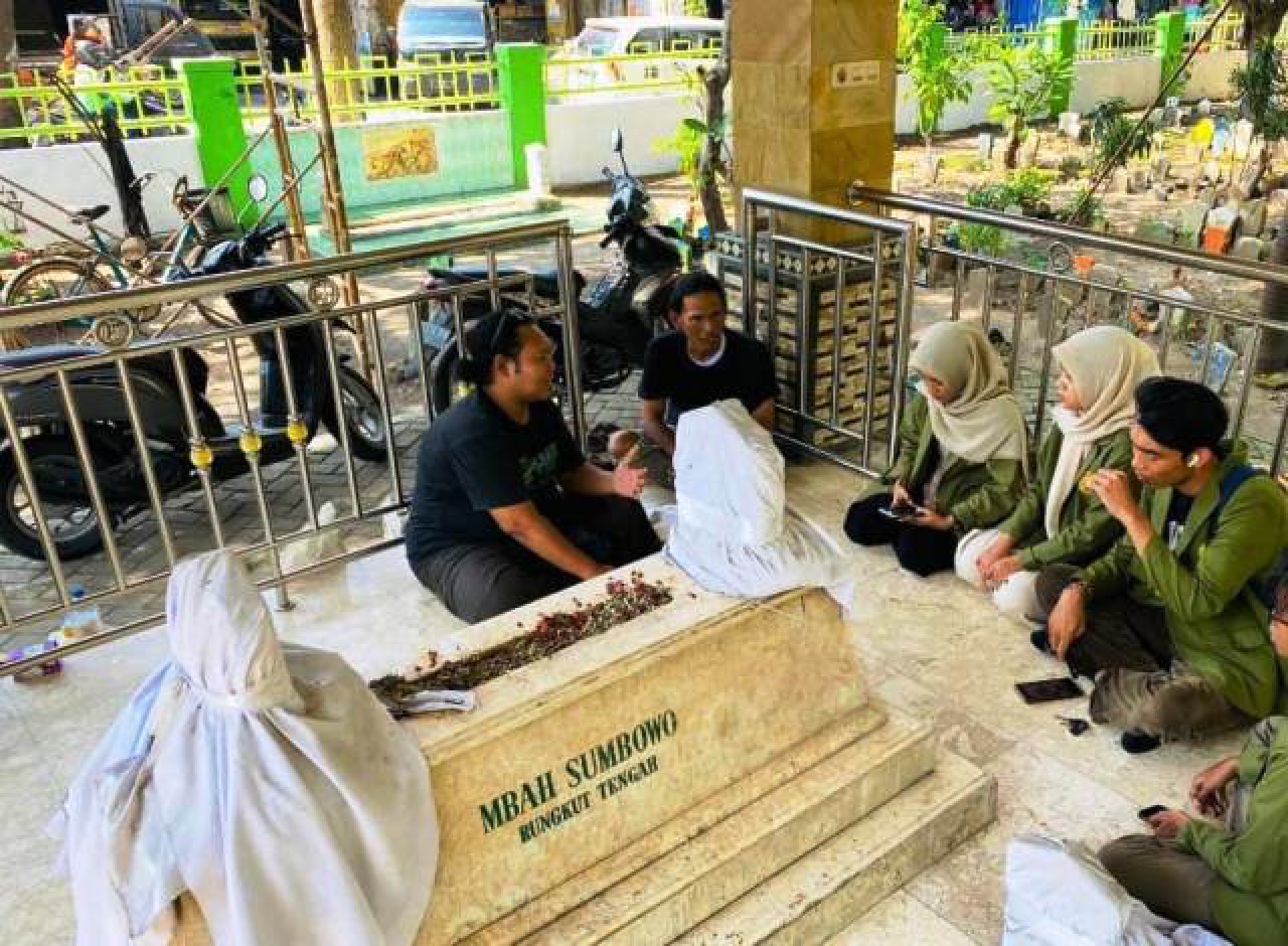 Mahasiswa UPN saat di Makam Mbah Sumbowo Rungkut Tengah.