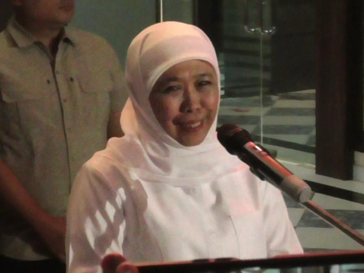 Gubernur Jawa Timur Khofifah Indar Parawansa usai menjalani pemeriksaan oleh KPK sebagai saksi atas dugaan tindak pidana korupsi dana hibah Pemprov Jatim tahun anggaran 2021-2022, Kamis, (10/07/2025).