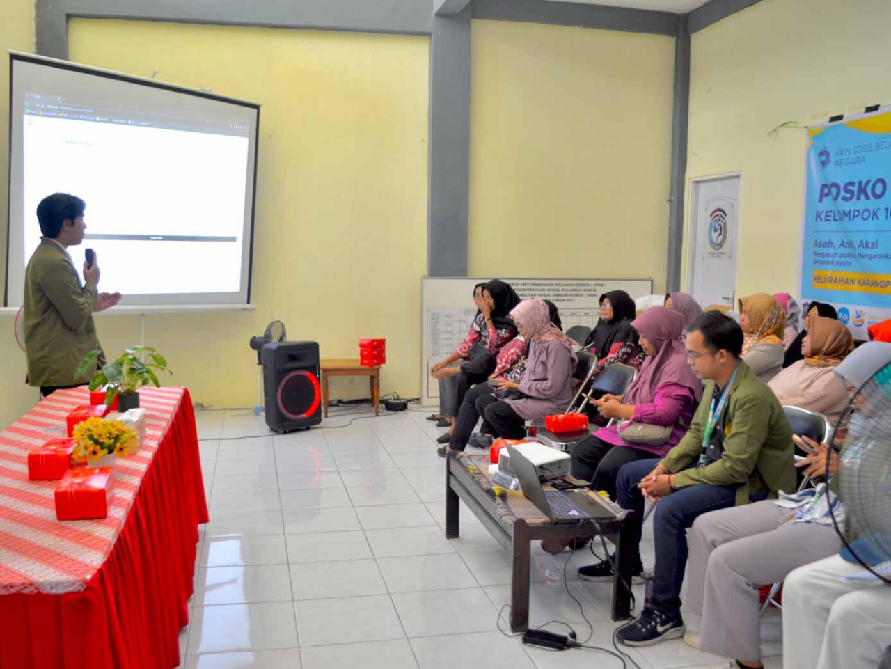Sosialisasi oleh mahasiswa KKN 108 UPN Veteran Jawa Timur dengan tema "UMKM Digital Juara: Memajukan Pemasaran Online & Branding Produk UMKM Karangpoh,” Rabu, (09/07/2025) lalu.