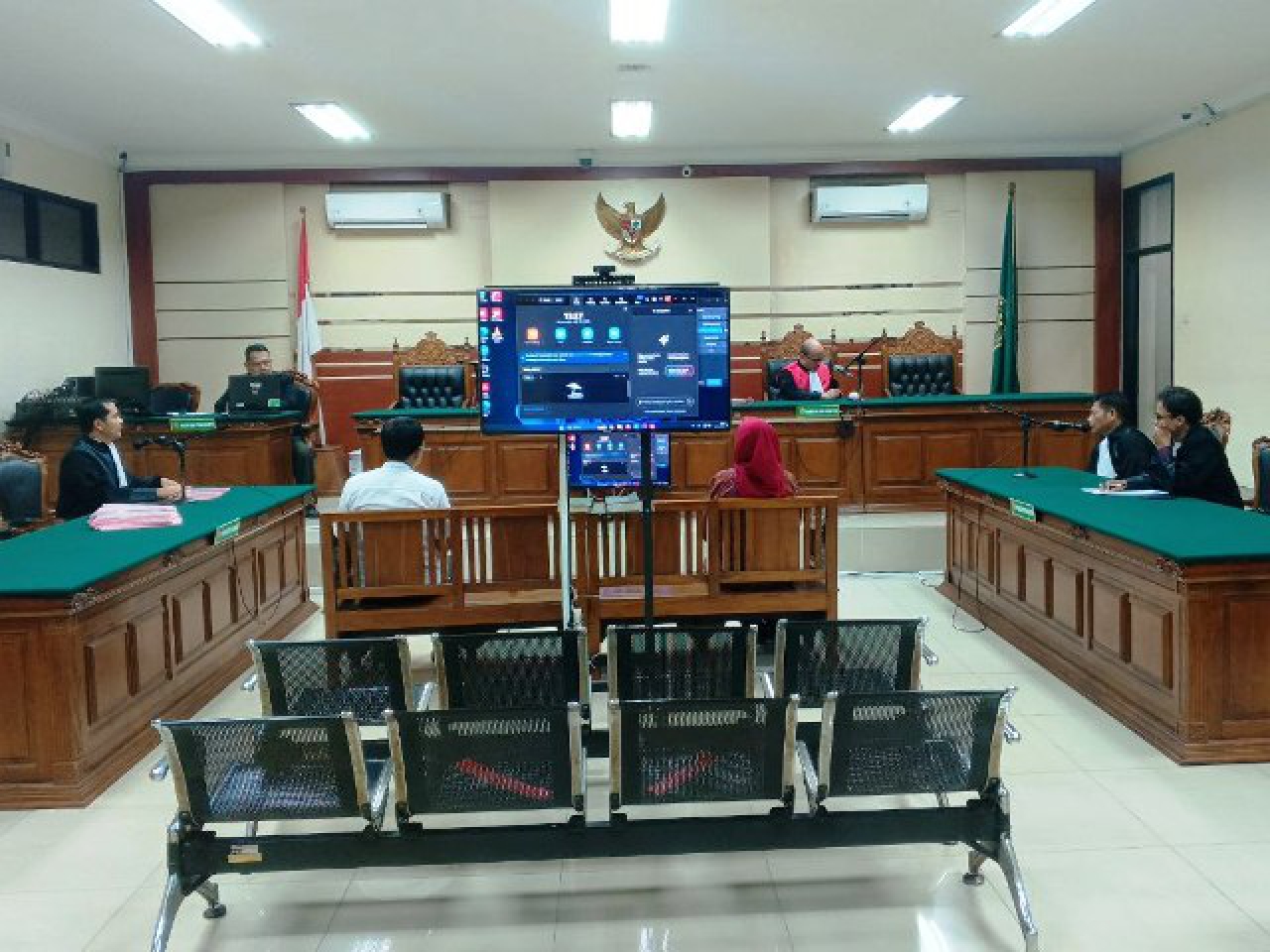 (kiri) Joko Pristiwanto dan Fransiska Dyah Ayu Puspitasari.