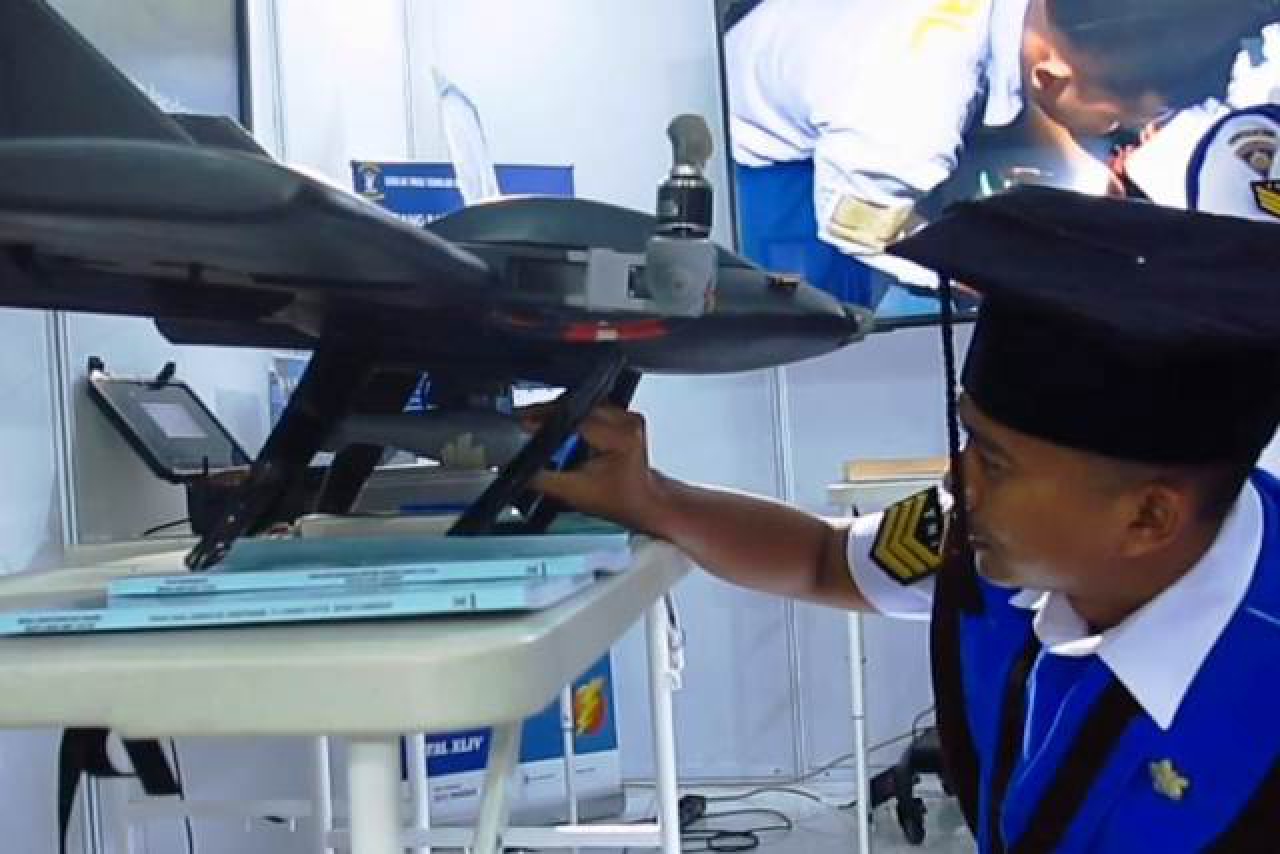 Mahasiswa STTAL saat pemerkan inovasi drone tempur canggih