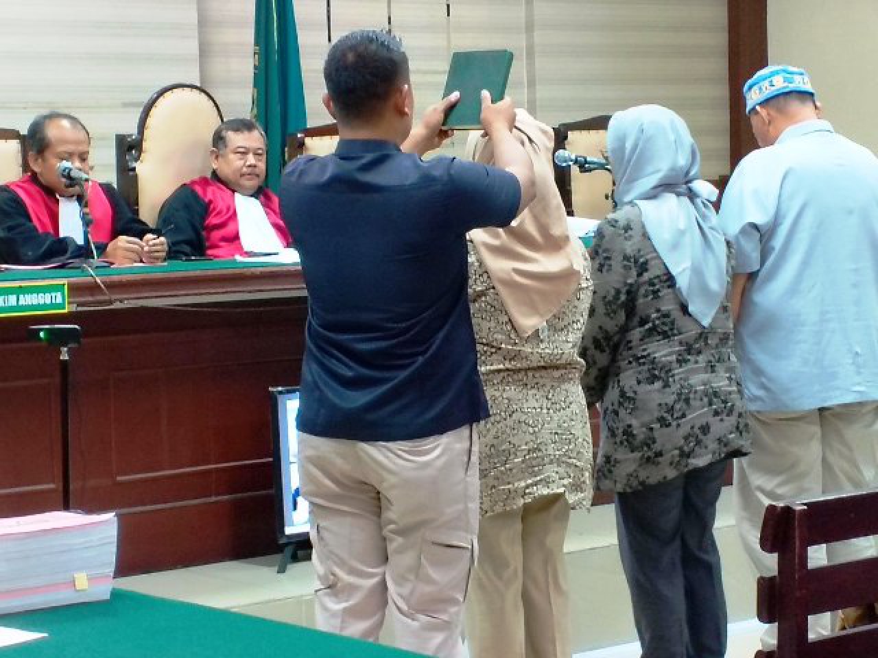 Yeni Yunianti, Fatma Irawati dan Ahmad Ganis Purnomo di sumpah.