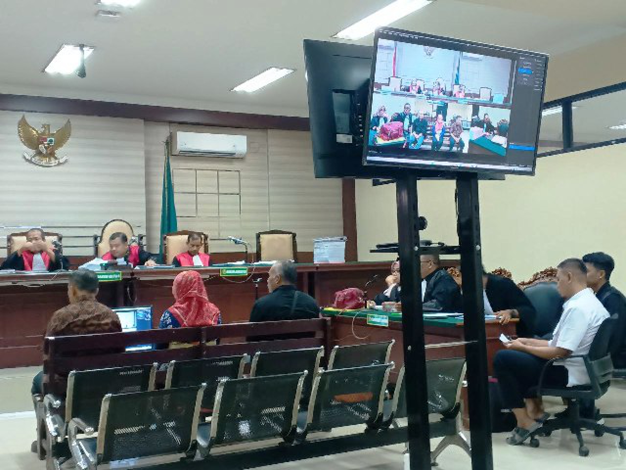 (dari kiri) saksi Suwandito, Rodiah Astuti, Eri Sunahar