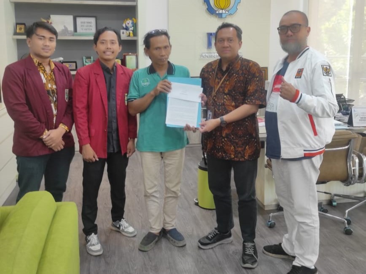 Forum Masyarakat Madani Maritim warga terdampak pembangunan Pulau Baru Surabaya (SWL), di dampingi PII Jawa Timur dan IMM Surabaya menyerahkan surat keberatan pelaksanaan FGD yang di prakarsai ketua HAPPI Jawa Timur di ITS, kepada Wakil Rektor IV ITS, Jum