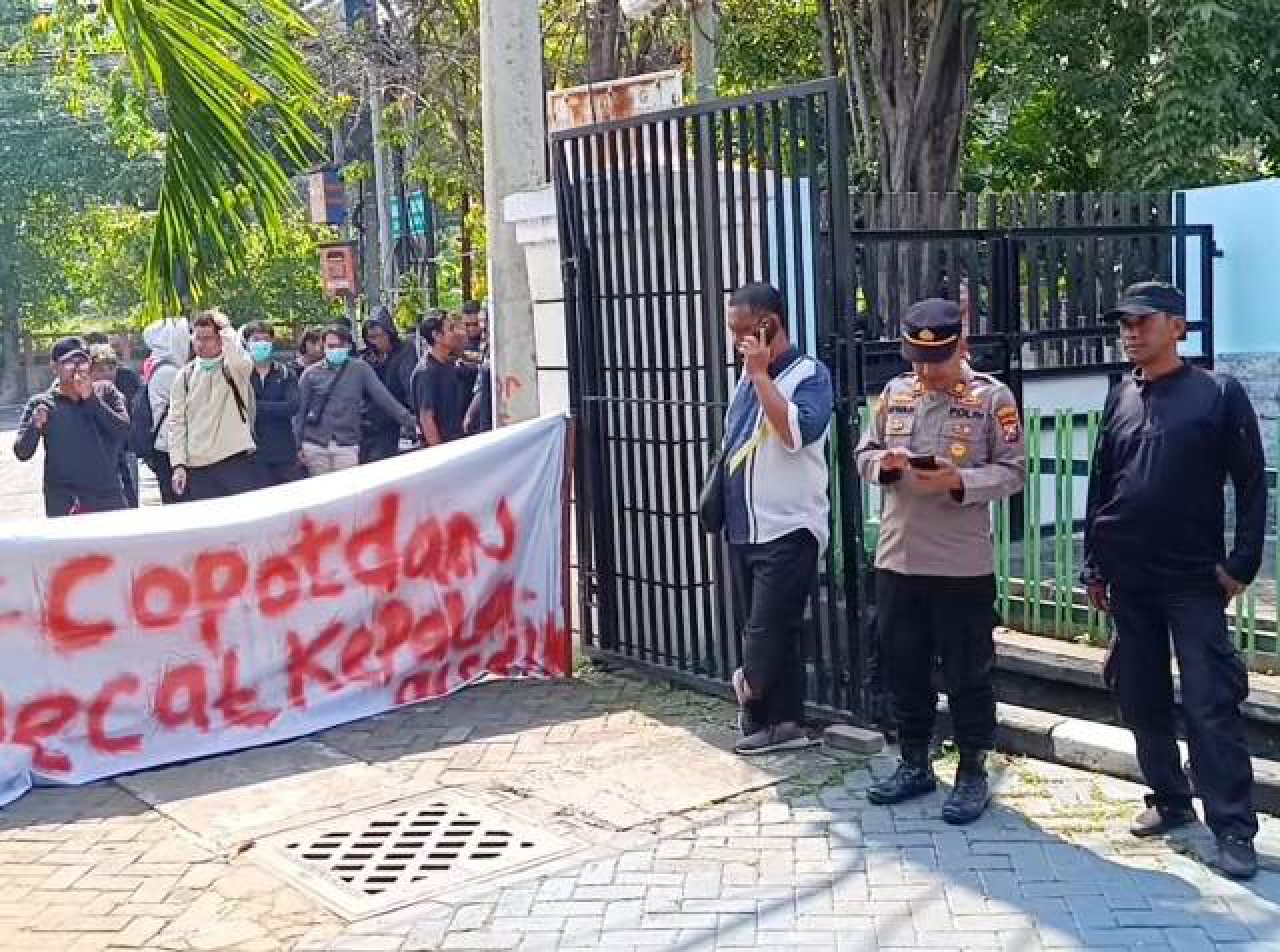 Aksi demonstrasi di Dinas Pendidikan Surabaya.