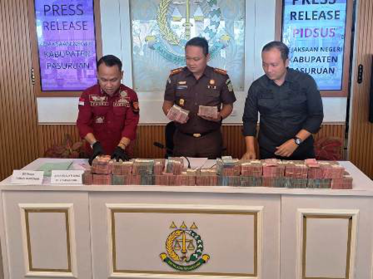 Kepala Kejari Pasuruan Teguh Ananta saat jumpa pers.