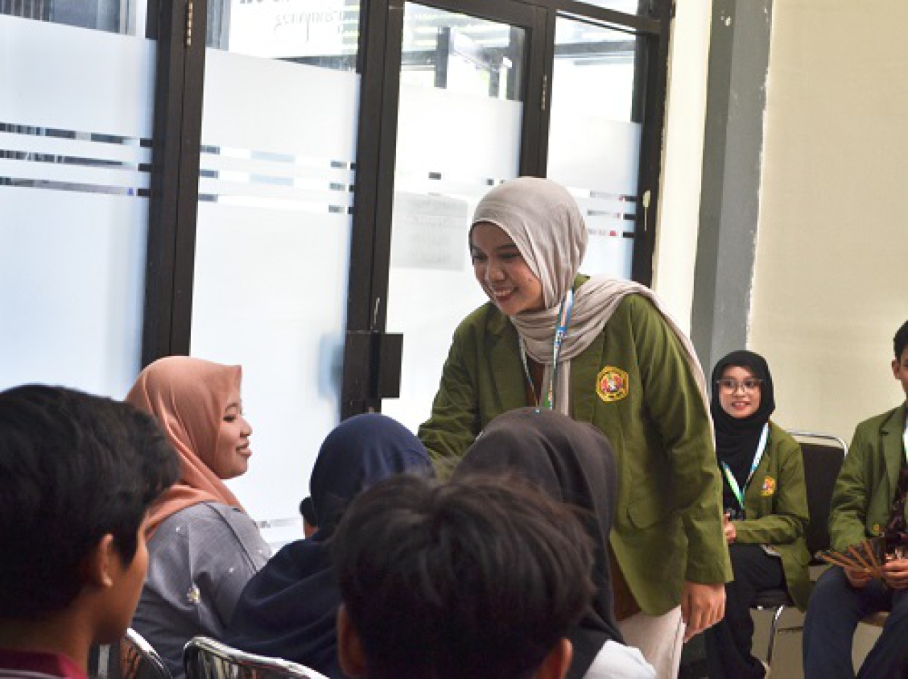 Pemberian wawasan kepada remaja Karang Taruna Karangpoh oleh Mahasiswa UPN Veteran Jawa Timur seputar digital content creating dan editing sederhana, Kamis, (10/07/2025).