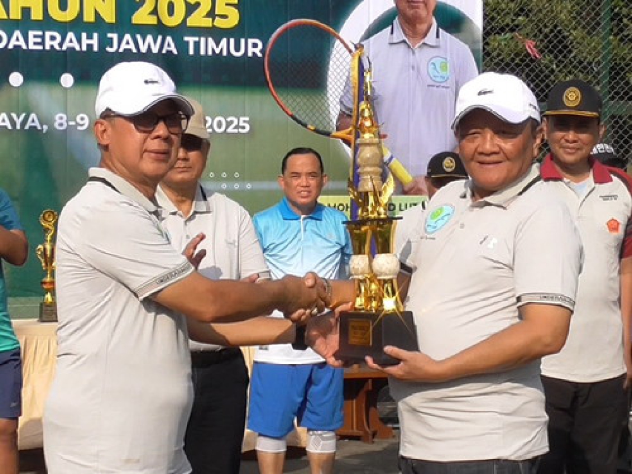 Penyerahan piala bergilir KPT Surabaya Cup Tahun 2025 untuk kembali diperebutkan.