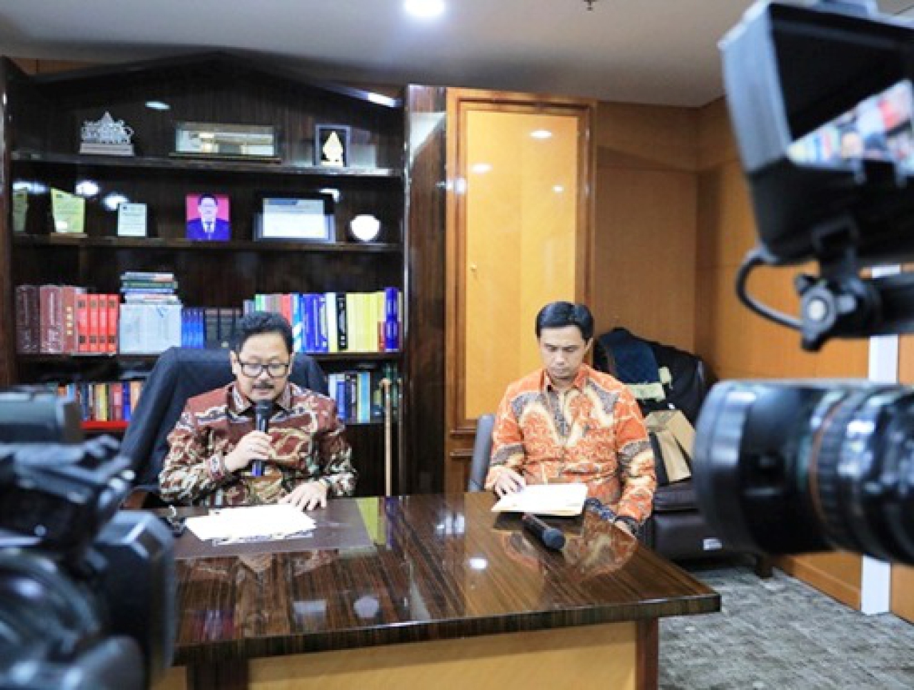 (kiri) Juru bicara MA, Prof. Dr. Yanto, S.H., M.H.