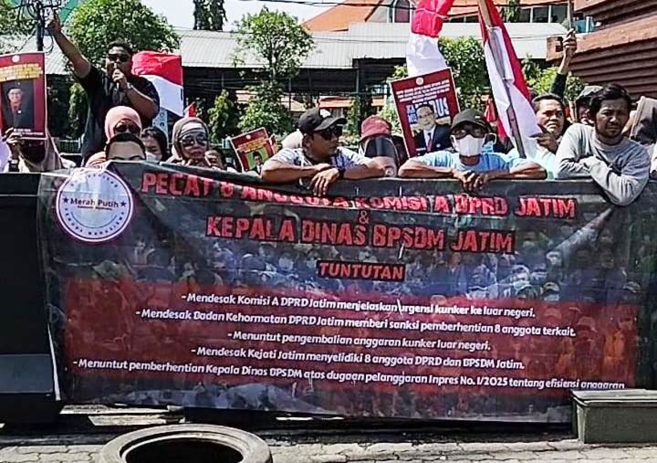Demo Solidaritas Pemuda Mahasiswa Merah Putih.