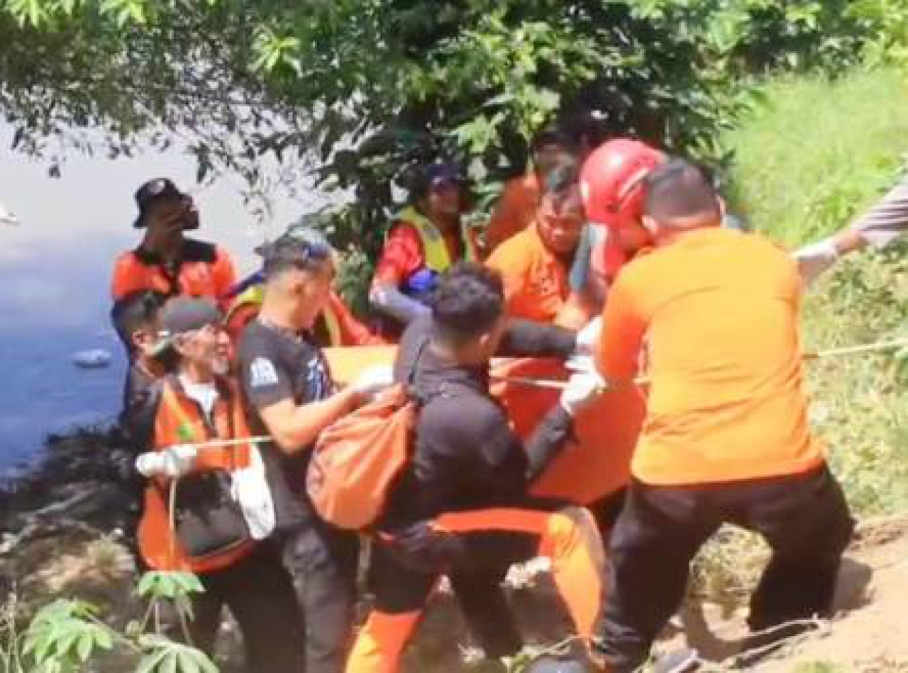 Rendra Wahyudi saat dievakuasi dari Kali Jagir Wonokromo.