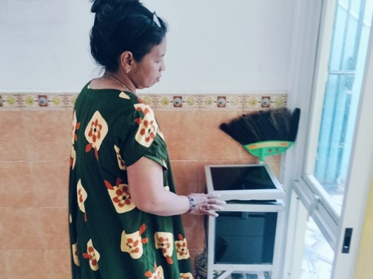 Pengurus kampung Kapasari Pedukuhan VI, Surabaya, menunjukkan kotak amal musholla yang dicuri tersangka.