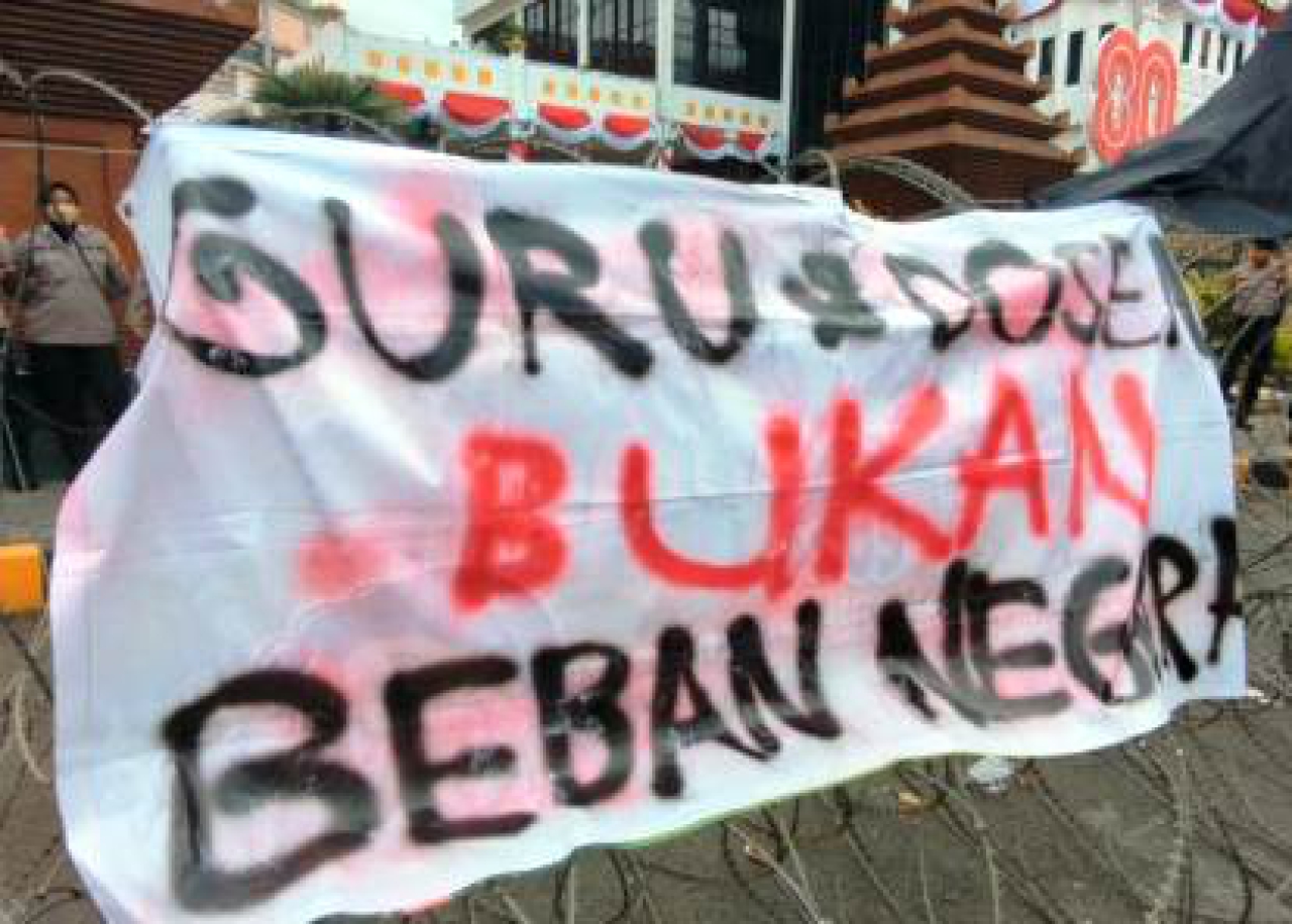 Aksi mahasiswa di DPRD Jatim.