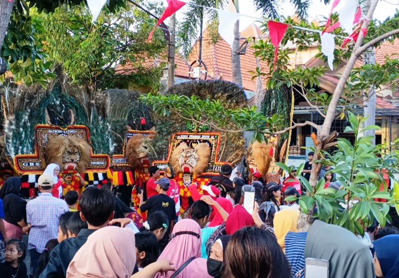 Momen Lurah Nurnaning Kusuma Fitri berfoto dengan reog.